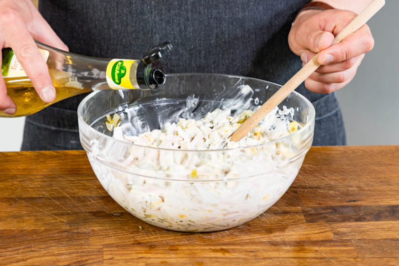 Nudelsalat würzen und verrühren