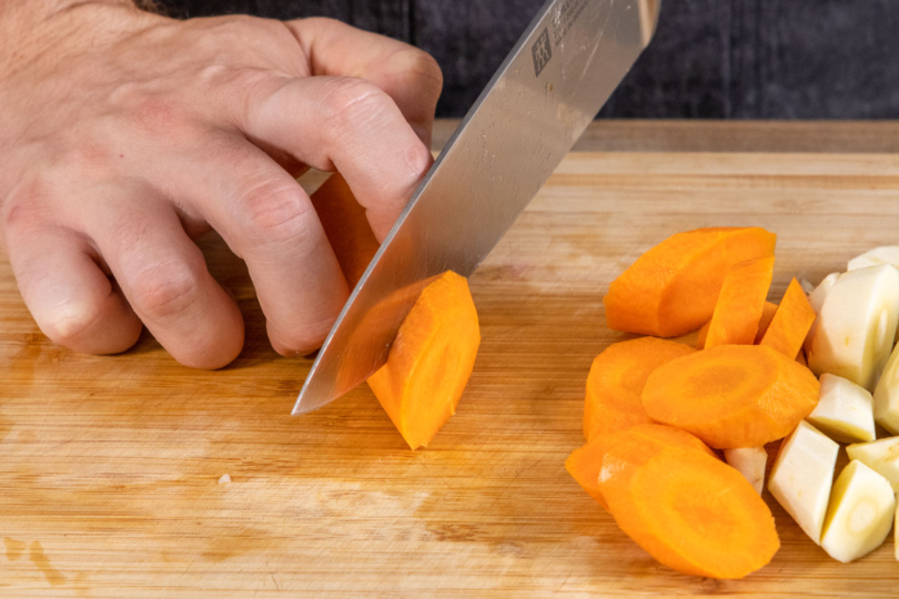 Karotten und Pastinaken für das Ofengemüse mit Rote Bete in Scheiben schneiden