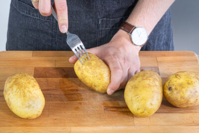 KArtoffeln mit einer Gabel einstechen