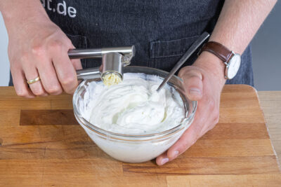 Knoblauch zum Quark pressen