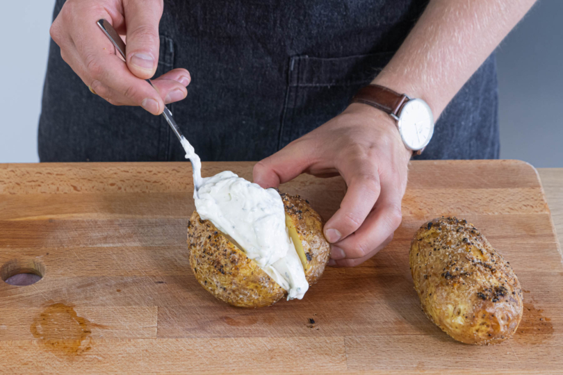 Ofenkartoffeln aufschneiden und mit Quark füllen