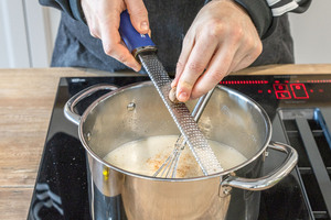 Grießsuppe nach Omas Rezept mit Muskat würzen