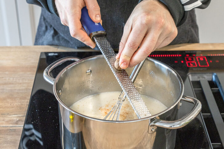Grießsuppe nach Omas Rezept mit Muskat würzen