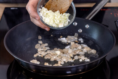Zwiebel und Speck andünsten