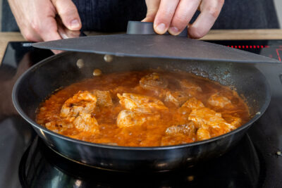 Omas Szegediner Gulasch abgedeckt köcheln lassen