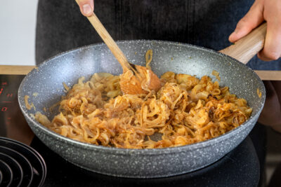 Zwiebel in der Pfanne rösten