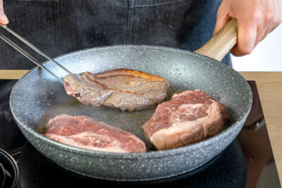 Steaks in der Pfanne braten