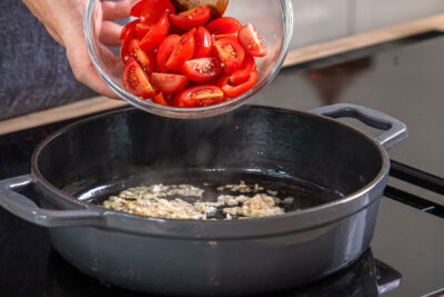 Tomaten dazugeben