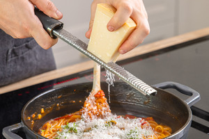 Parmesan zur One-Pot-Pasta reiben
