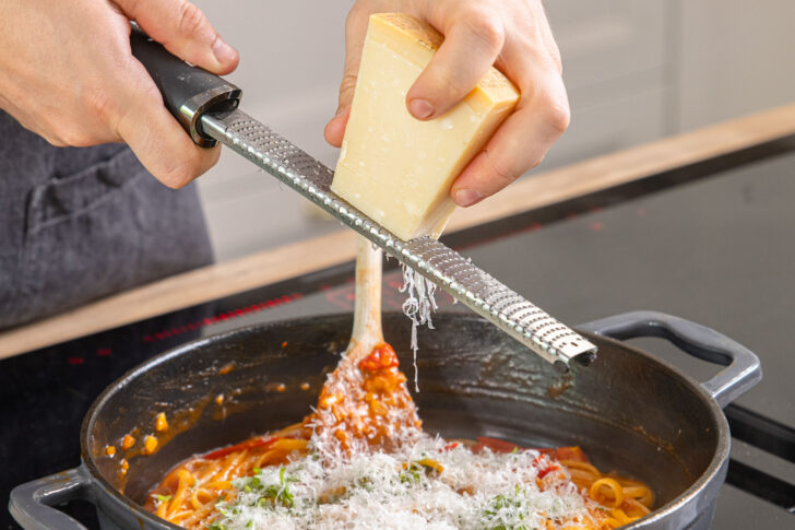 Parmesan zur One-Pot-Pasta reiben
