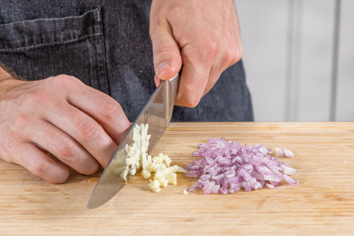 Zwiebel und Knoblauch schneiden