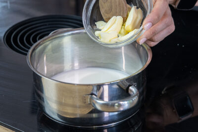 Für das Original Eclair-Rezept die Butter in den Topf geben