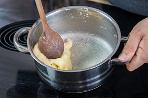 Brandteig für Original Eclair-Rezept verrühren