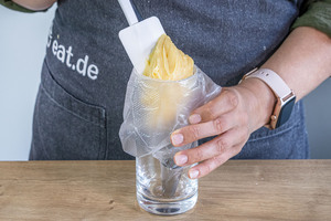 Brandteig in einen Spritzbeutel füllen