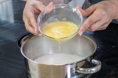 Pudding zur Milch geben