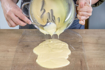 Pudding auf Frischhaltefolie geben