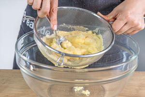 Pudding durch ein Sieb streichen