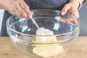 Sahne unter den Pudding heben