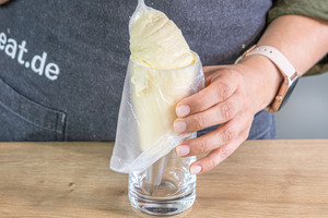 Cremefüllung in einen Spritzbeutel füllen