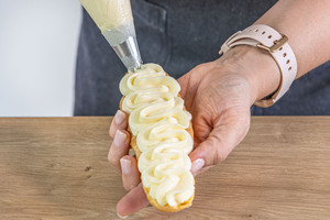 Cremefüllung auf Original Eclair auftragen