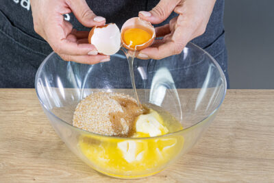 Butter mit Zucker und Ei schaumig schlagen