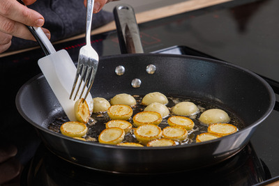 die kleinen Pancakes wenden