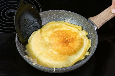 Pancakes ohne Milch und Ei in der Pfanne ausbacken