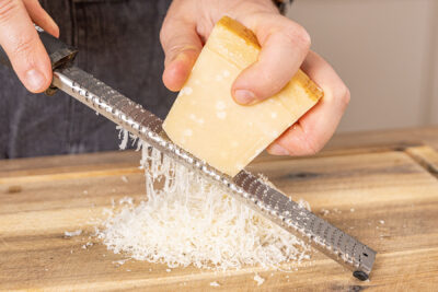Parmesan reiben