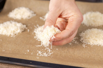 Parmesanhäufchen auf Backblech geben