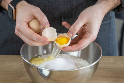 Eier hineinschlagen