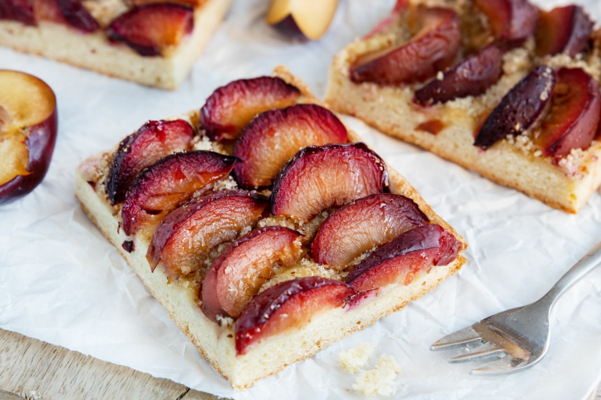 Pflaumenkuchen mit Hefeteig | Rezept - eat.de