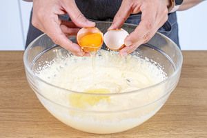 Eier einzeln unterrühren