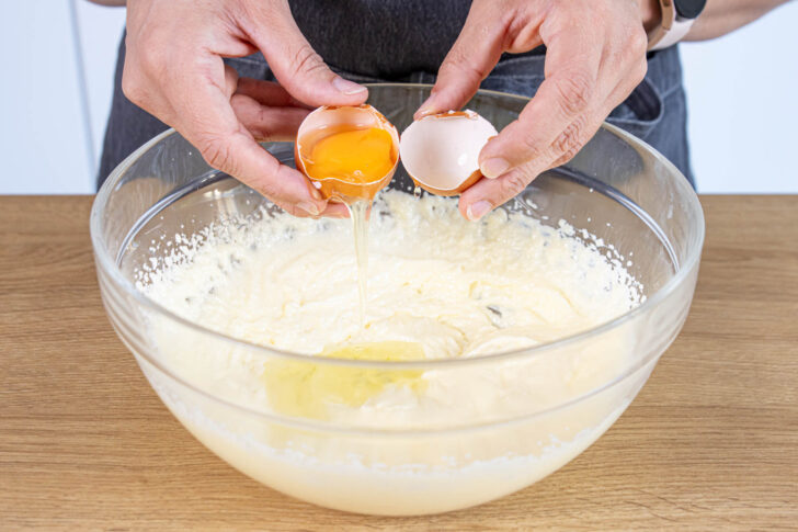 Eier einzeln unterrühren