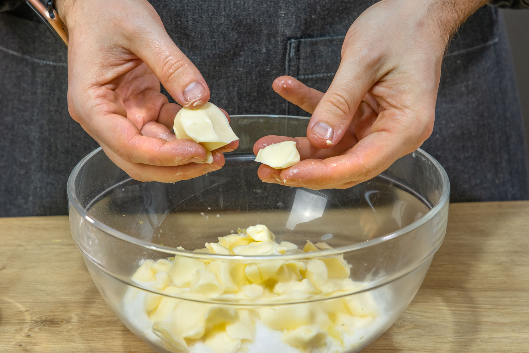 Weiche Butter in Stücken dazugeben