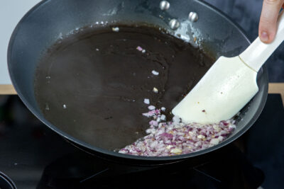 Zwiebel und Knoblauch andünsten