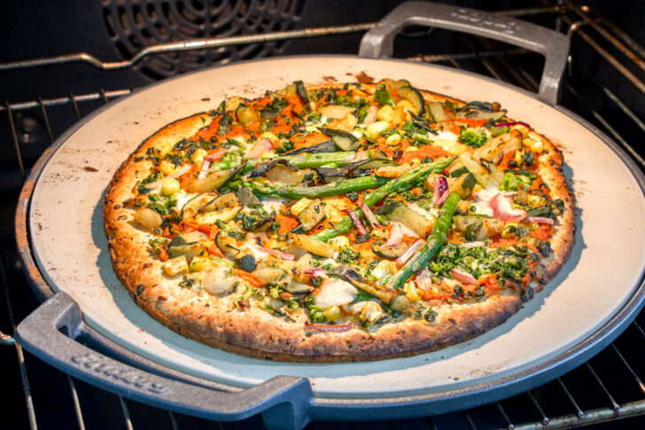 Pizza auf Pizzastein im Backofen