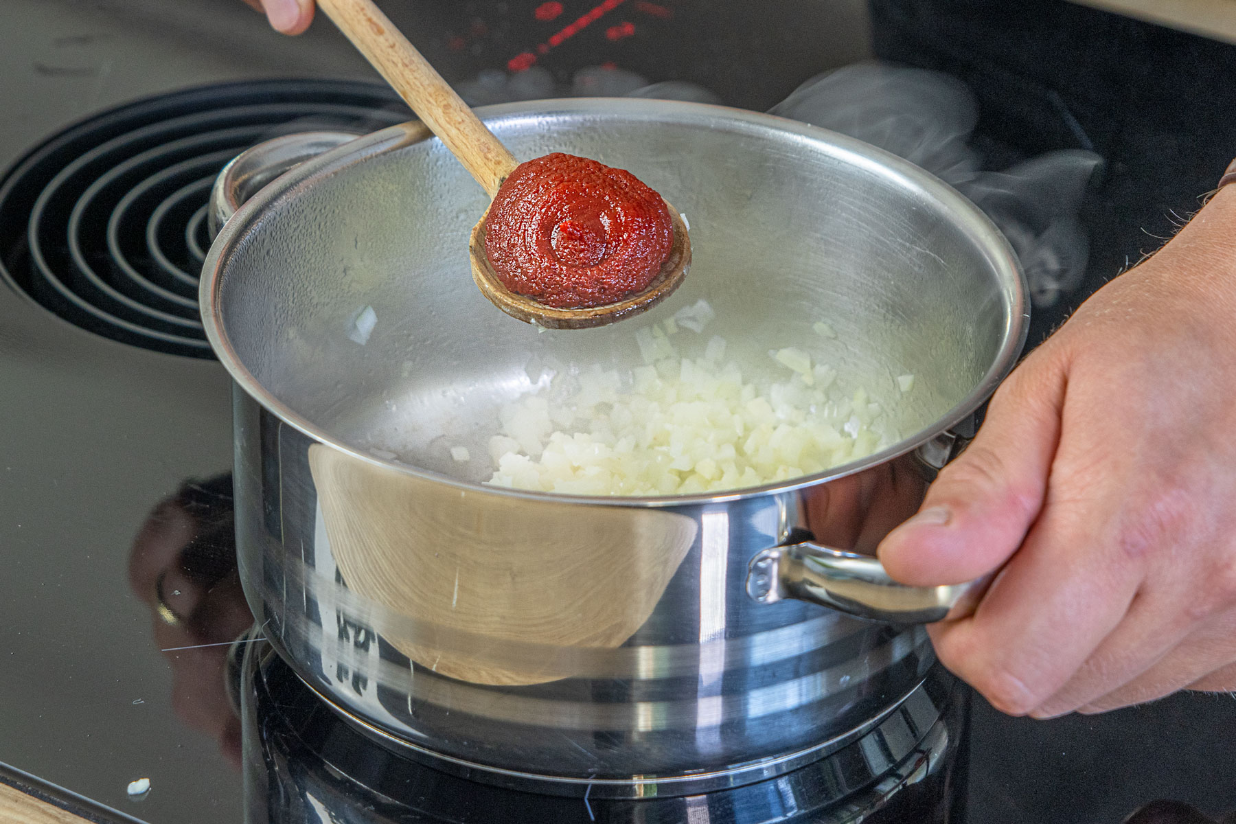 Tomatenmark dazugeben