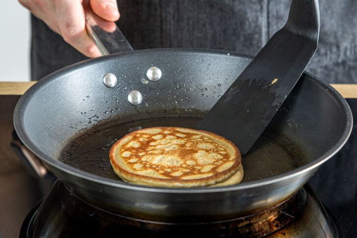 Protein-Pfannkuchen in der Pfanne