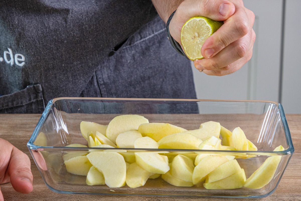 Quark-Grieß-Auflauf mit Äpfeln | Rezept - eat.de