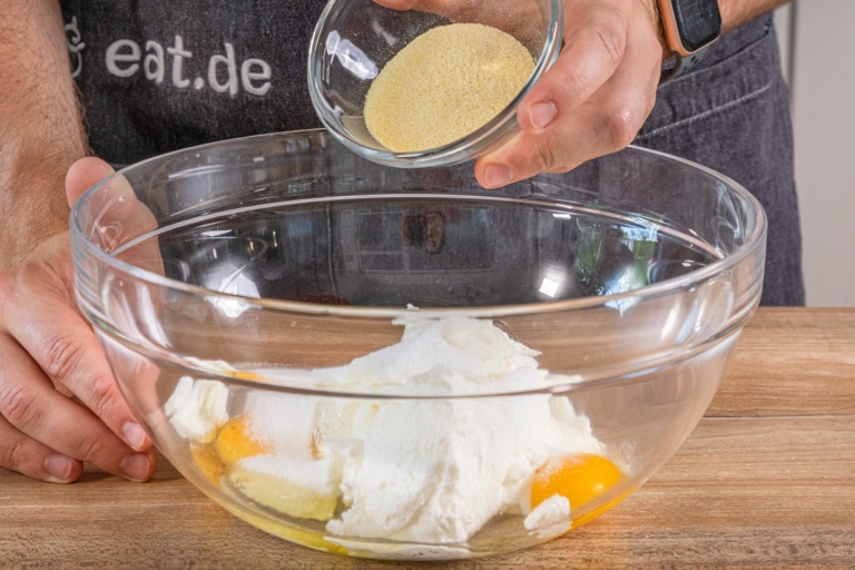 Quark-Grieß-Auflauf mit Äpfeln | Rezept - eat.de
