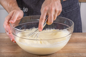 Teig für Quark-Grieß-Auflauf mit Äpfeln verrühren