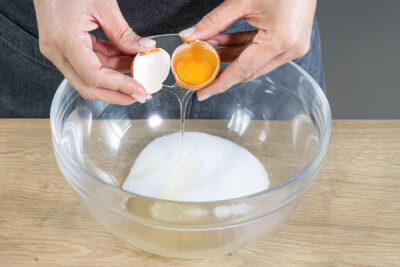 Eier mit Zucker aufschlagen