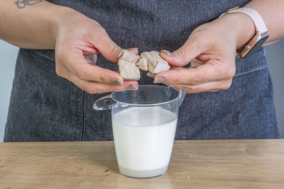 Hefe zur Milch geben