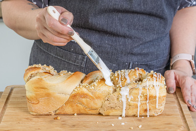 Quarkzopf wie vom Bäcker mit Zuckerguss bestreichen