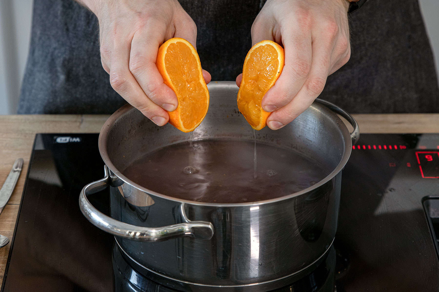 Orange in die Sauce pressen