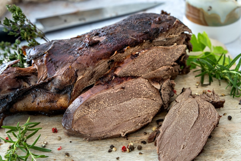 Rehkeule mit Knochen schmoren | Rezept - eat.de