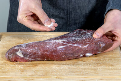 Rinderbraten salzen