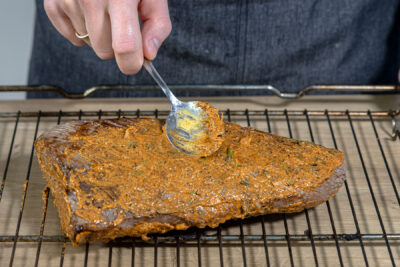 Rinderbraten mit Marinade einstreichen