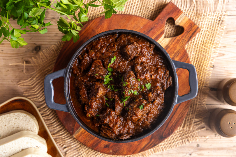 Rindergulasch servieren