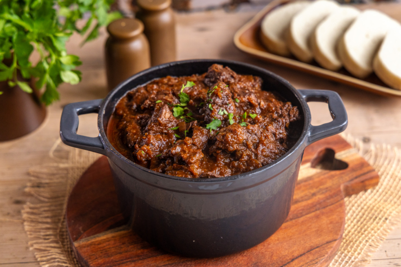 Rindergulasch im Schmortopf